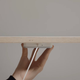 Imagen para el artículo titulado Lo último de Ikea convierte una mesa convencional en una base de carga inalámbrica